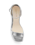 Vista superior de zapatilla para mujer con pulsera ajustable y punta cuadrada en color plata