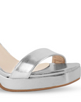 Vista a detalle de zapatilla para mujer con punta cuadrada ajustable con pulsera al tobillo y plataforma delantera en color plata