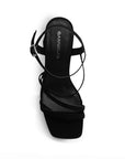 Vista superior de zapatilla negra para mujer con punta cuadrada tiras cruzadas y pulsera ajustable