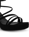 Vista a detalle de punta cuadrada en zapatilla negra para mujer con tiras cruzadas pulsera y tacón bloque de 10cm