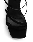 Vista de material buck en zapatilla negra para mujer con punta cuadrada tiras y taco medio de 10cm