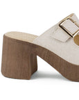 Vista trasera de tacón grueso medio de 8cm en zapatilla beige de diseño descubierto con doble correa y hebillas ajustables cuadradas