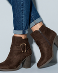 Botines cafés con detalle metálico lateral y tacón medio 8cm para dama