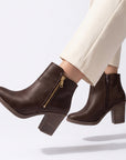 Botines cafés para dama con dos cierres, uno decorativo y otro funcional de tacón medio 8cm.