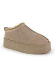 Vista diagonal del botín beige tipo zueco para dama con plataforma baja 5cm y detalle trenzado