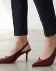 Zapatillas vino elegantes de punta fina con pulsera ajustable al talón y tacón medio 7cm para dama