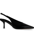 Vista lateral de zapatilla negra elegante con punta fina para dama y tacón medio 7cm