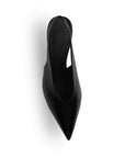 Vista superior en la zapatilla negra elegante de punta fina para dama con tacón medio 7cm