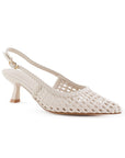 Vista diagonal de zapatilla blanca trenzada para mujer con correa trasera ajustable y tacón de 7cm