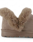 Vista trasera de plataforma baja de 3cm en botin cafe de peluche para mujer con punta redonda