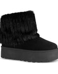 Vista diagonal de botín negro al tobillo para mujer de meter con punta redonda, doblez de peluche y plataforma baja de 5cm