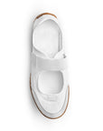 Vista superior de tenis blanco con pulsera ajustable en el empeine y punta redonda para dama