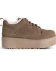 Vista lateral en tenis café con forro afelpado y plataforma baja 4cm para dama