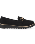 Vista lateral del mocasín negro para dama con plataforma baja 3cm y detalles metálicos