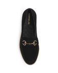 Vista superior del mocasín negro con herraje decorativo y detalles metálicos en la plataforma baja 3cm