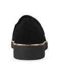 Vista trasera de la plataforma baja 3cm con detalle metálico del mocasín negro para dama con herraje decorativo