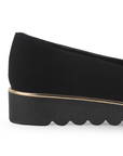 Vista del detalle metálico en la plataforma baja 3cm del mocasín negro para dama con herraje decorativo