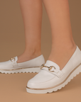 Mocasines beige con detalles metálicos y plataforma baja 3cm para dama