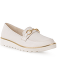 Vista diagonal del mocasín beige con herraje y detalles metálicos en la plataforma baja 3cm para dama