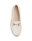 Vista superior del mocasín beige con herraje decorativo y detalles metálicos en la plataforma baja 3cm