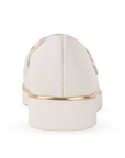 Vista trasera de la plataforma baja 3cm con detalle metálico del mocasín beige para dama con herraje decorativo