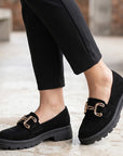 Mocasines negros para dama con suela chunky tipo track y herraje metálico decorativo