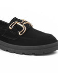 Detalle del material buck en el mocasín negro para dama con herraje metálico decorativo y suela chunky tipo track para dama