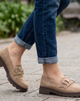 Mocasines beige para dama con suela chunky tipo track y herraje metálico decorativo