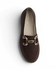 Vista superior del mocasín café para dama con herrajes metálicos decorativos, punta redonda y tacón bajo 3cm