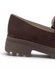Vista trasera del tacón bajo 3cm con suela chunky tipo track del mocasín café para dama con herraje metálico decorativo