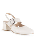 Vista diagonal de zapatilla beige para mujer con punta cerrada, hebilla ajustable y tacón bajo de 5cm