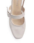 Vista de material cabra sintético en zapatilla beige para mujer con punta cerrada y hebilla ajustable