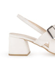 Vista trasera de tacón ancho bajo de 5cm en zapatilla destalonada para mujer con punta cerrada color beige