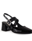 Vista diagonal de zapatilla negra para mujer con punta cerrada, hebilla ajustable y tacón bajo de 5cm