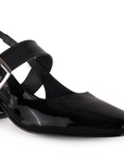 Vista a detalle de zapatilla negra para mujer con punta cerrada, hebilla ajustable y tacón bajo de 5cm