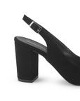Vista trasera de tacón ancho medio de 9cm en zapatilla negra para mujer con ajuste de pulsera y hebilla diseño destalonado