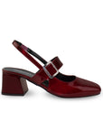 Vista lateral de zapatilla vino destalonada para mujer con hebilla ajustable en empeine con tacón ancho de 5cm