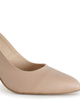 Vista a detalle de zapatilla para mujer con punta cerrada fina y tacón ancho de 9cm en color maquillaje