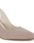 Vista a detalle de zapatilla para mujer con punta cerrada fina y tacón ancho de 9cm en color maquillaje