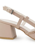 Vista trasera del tacón bajo 6cm en la zapatilla nude con punta fina para dama y pulsera ajustable