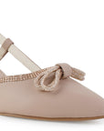Detalle del material cabra sintético en zapatilla nude para dama con punta fina, moño y pulsera ajustable