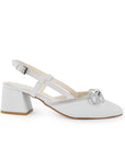 Vista lateral de zapatilla blanca para dama con pulsera ajustable, punta fina, moño y tacón bajo 6cm
