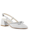 Vista diagonal de la zapatilla blanca con punta fina, tacón bajo 6cm, moño y pulsera ajustable para dama