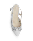 Vista superior de zapatilla blanca con punta fina, moño, pulsera ajustable y tacón najo 6cm para dama