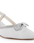Detalle del material cabra sintético en zapatilla blanca para dama con punta fina, moño y pulsera ajustable