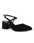 Vista diagonal de zapatilla negra con punta fina pulsera ajustable y tacón bajo 6cm para dama