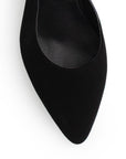 Vista del detalle en punta fina de la zapatilla negra para dama con tacón bajo 6cm