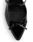 Vista de material charol en zapatilla negra para mujer con moño destalonada y tacón ancho bajo de 6cm