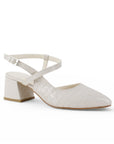 Vista diagonal de zapatilla beige con punta fina pulsera ajustable y tacón bajo 6cm para dama