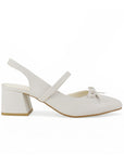 Vista lateral de zapatilla beige para mujer con moño destalonada y tacón ancho de 6cm